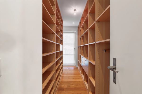 Character Property with Remarkable Volumes Just Steps from the Lake 7