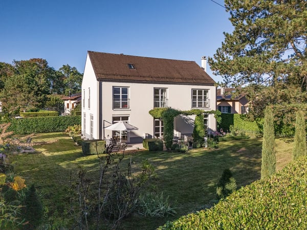 Character Property with Remarkable Volumes Just Steps from the Lake 11