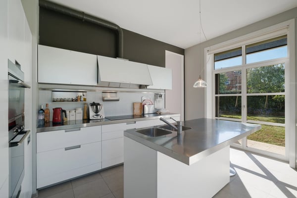 Character Property with Remarkable Volumes Just Steps from the Lake 4