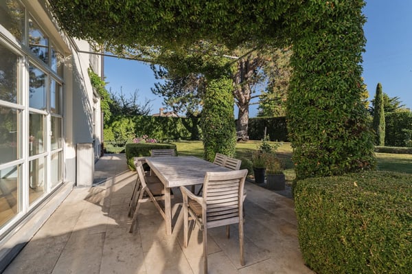 Character Property with Remarkable Volumes Just Steps from the Lake 13