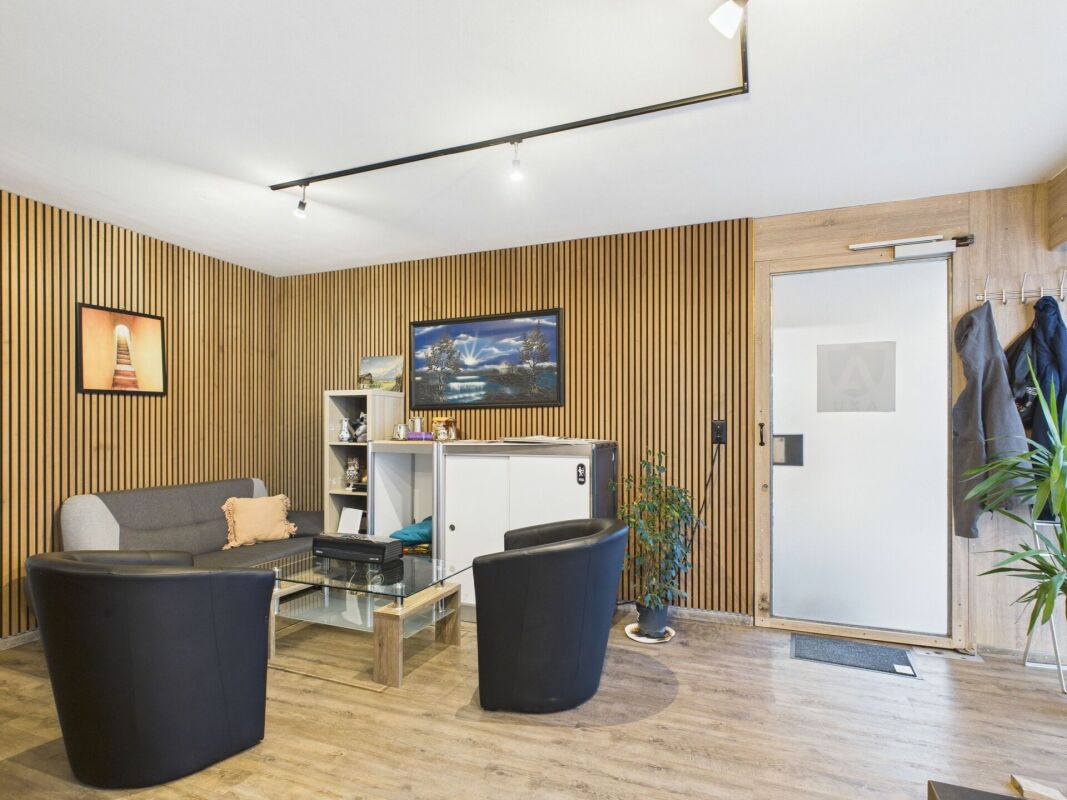 Well-maintained office on two floors on Feldbergstrasse