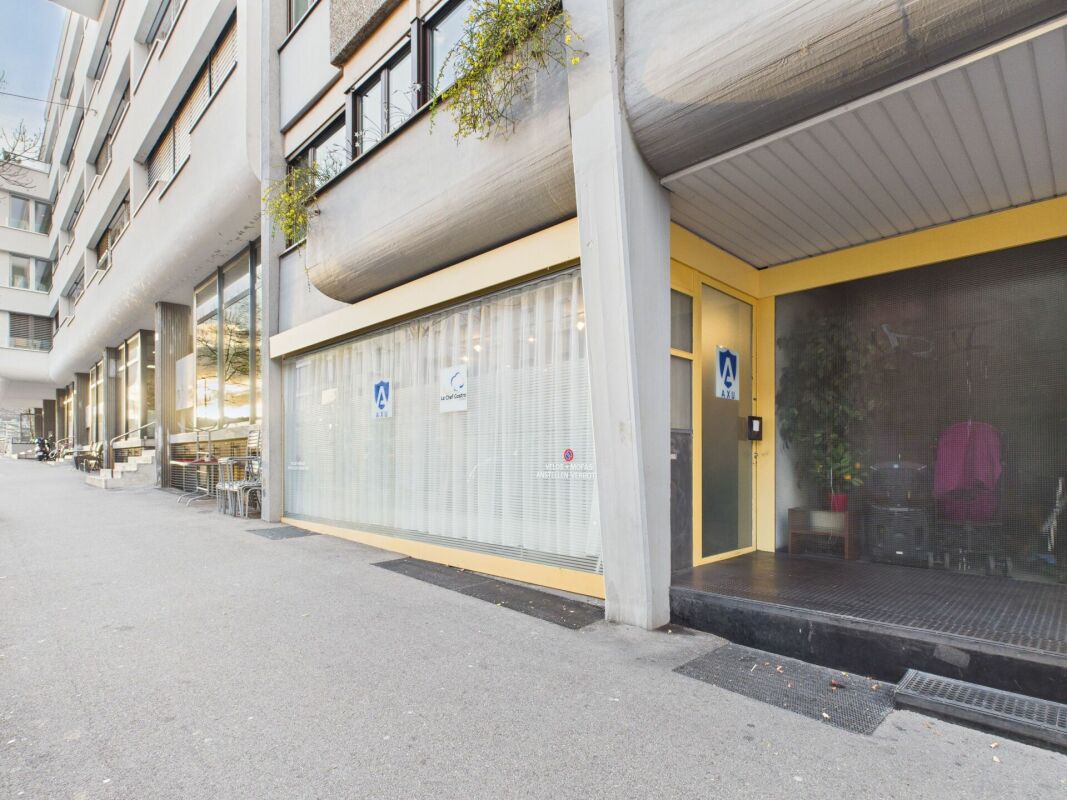 Well-maintained office on two floors on Feldbergstrasse
