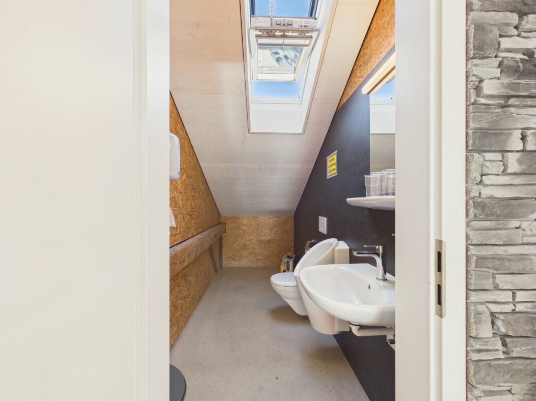Charming retail space with historic flair in Uitikon Waldegg