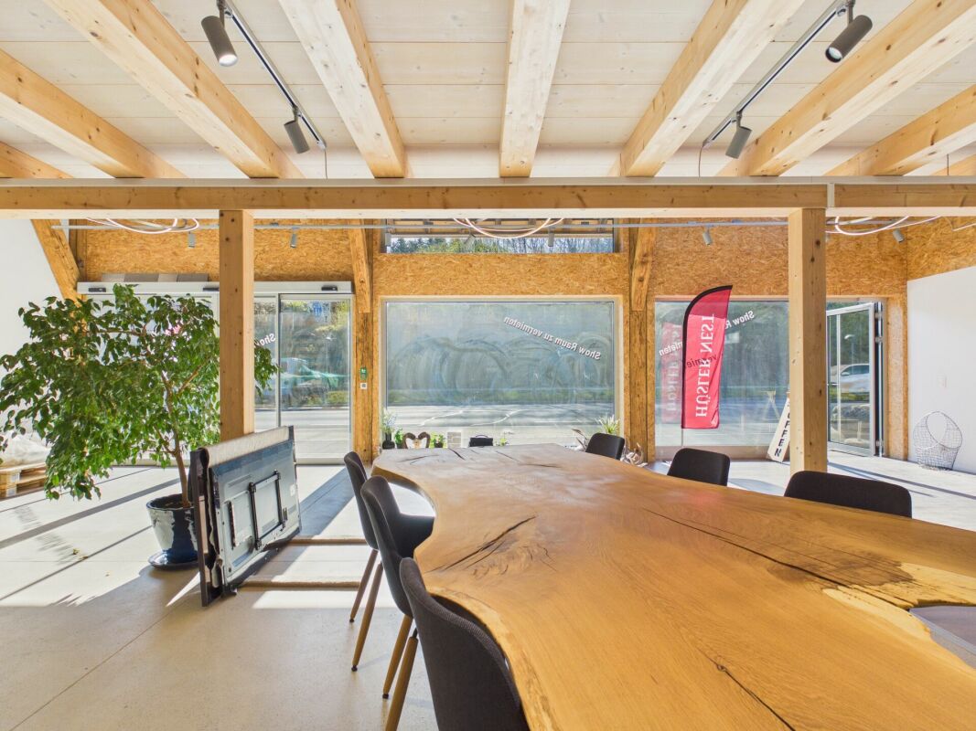 Charming retail space with historic flair in Uitikon Waldegg