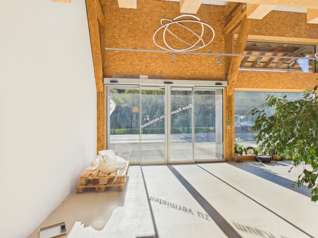 Charming retail space with historic flair in Uitikon Waldegg
