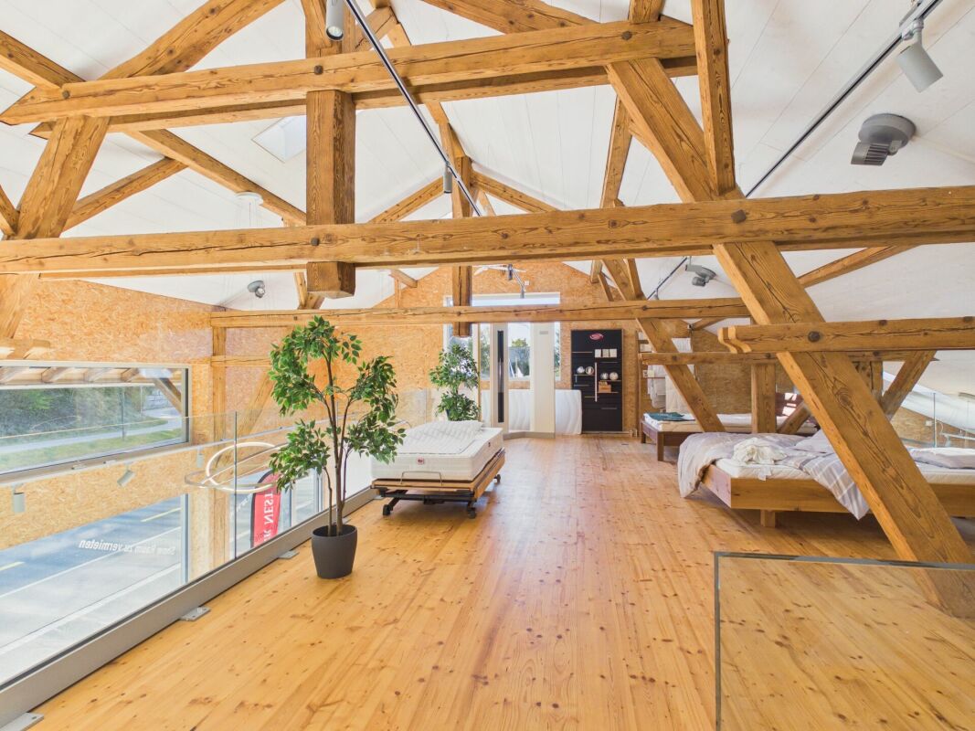 Charming retail space with historic flair in Uitikon Waldegg