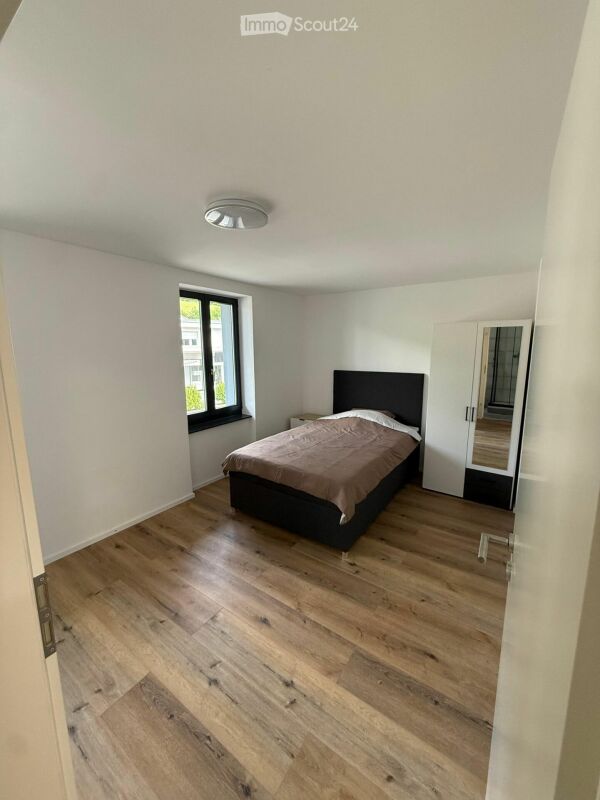 Ottima Opportunità! Casa Multifamiliare Completamente Ristrutturata con Riserva di Terreno Edificabile