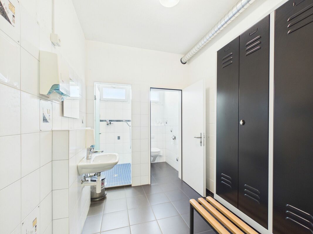 Attraktive Gewerbefläche mit Nasszone und Parkplatz / Strom & Wasser inklusive