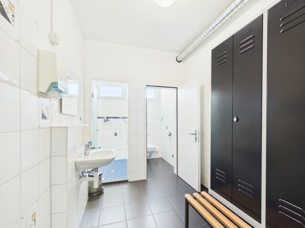 Attraktive Gewerbefläche mit Nasszone und Parkplatz / Strom & Wasser inklusive 7