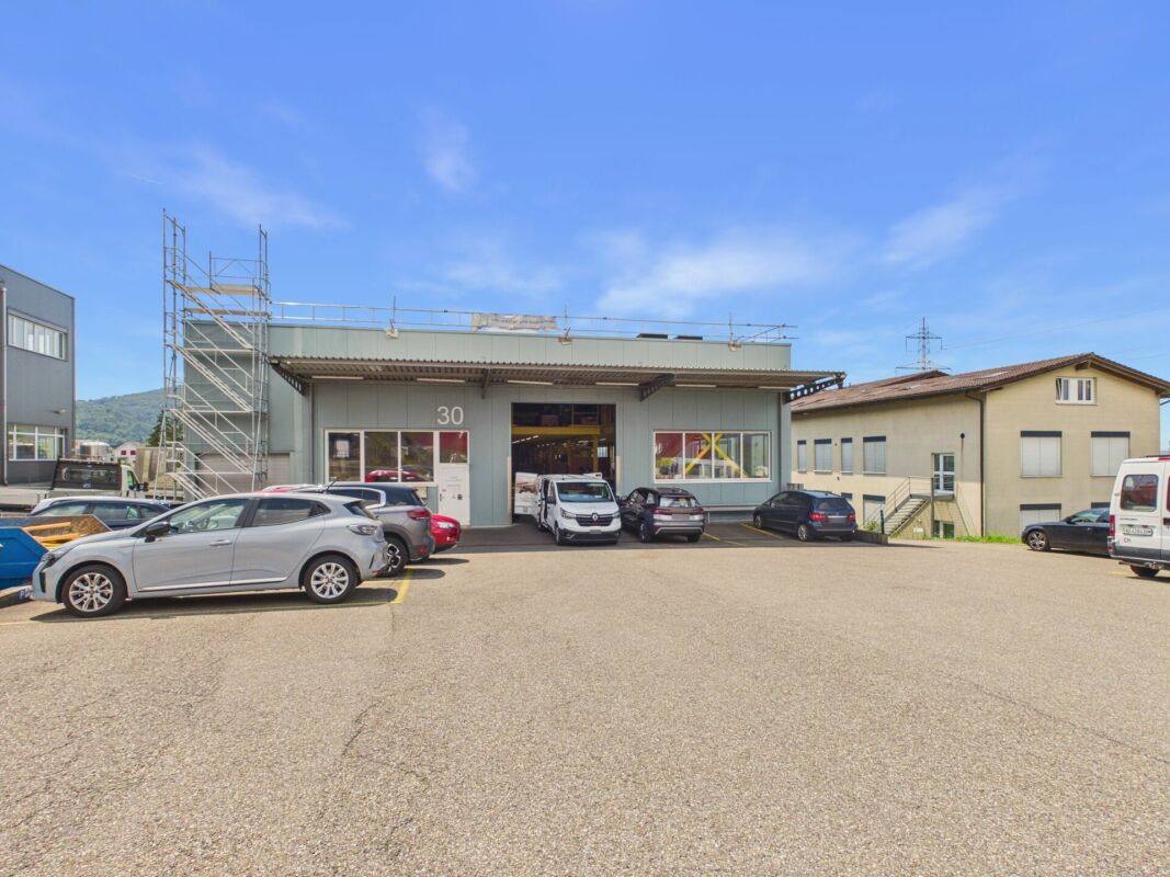 Attraktive Gewerbefläche mit Nasszone und Parkplatz / Strom & Wasser inklusive