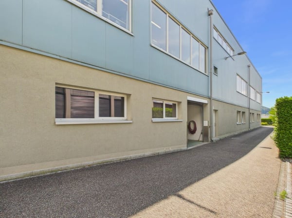 Attraktive Gewerbefläche mit Nasszone und Parkplatz / Strom & Wasser inklusive 3