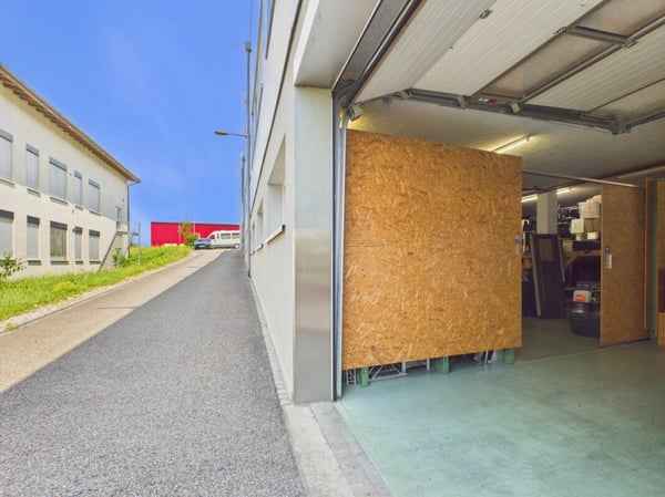 Attraktive Gewerbefläche mit Nasszone und Parkplatz / Strom & Wasser inklusive 4