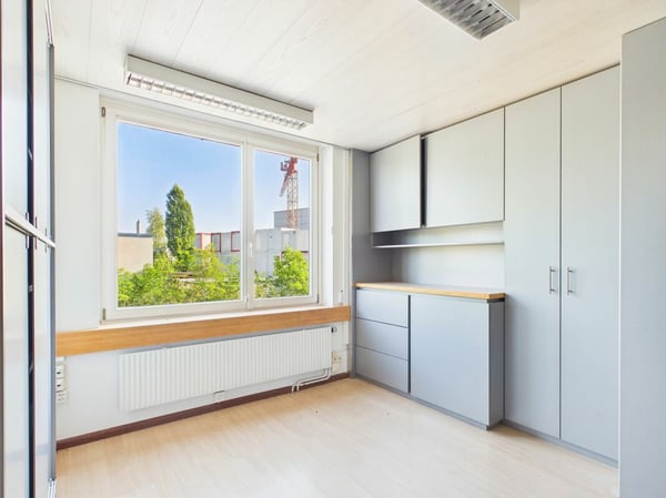 Attraktive Gewerbefläche mit Büro und Lager 2