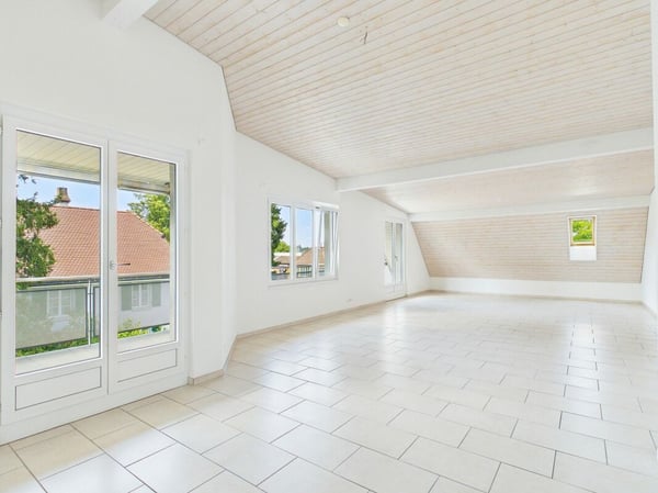 Grosszügige Dachwohnung in ruhiger Lage mit grossem Balkon