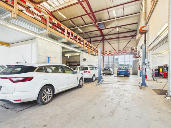 Halle mit 4 Räumen (ca. 350 m²) - ideal als Garage/Werkstatt in Rafz 2