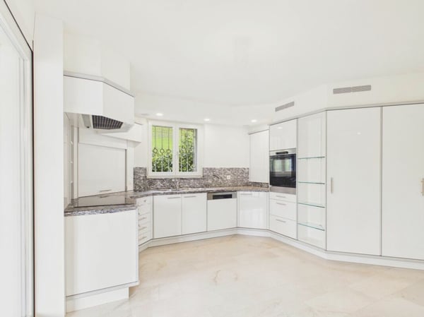Luxuriöse Villa mit unverbaubarer Aussicht und viel Privatsphäre in Frenkendorf 12