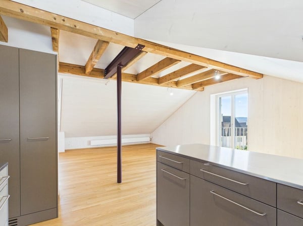 Sehr grosszügige, lichtdurchflutete, frisch renovierte Dachwohnung 5