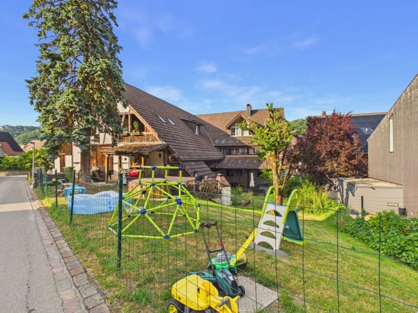 Grosszügiges Mehrfamilienhaus mit Gewerbeeinheit 5