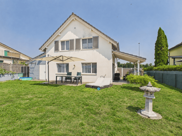 Modernes Einfamilienhaus mit Garten und schöner Weitsicht in Wolfwil