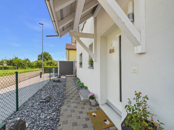 Modernes Einfamilienhaus mit Garten und schöner Weitsicht in Wolfwil 2