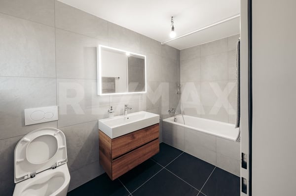 Moderne 4.5-Zimmer-Wohnung mit 134 m² und grossem Balkon  kernsaniert, zentral in Kloten 8