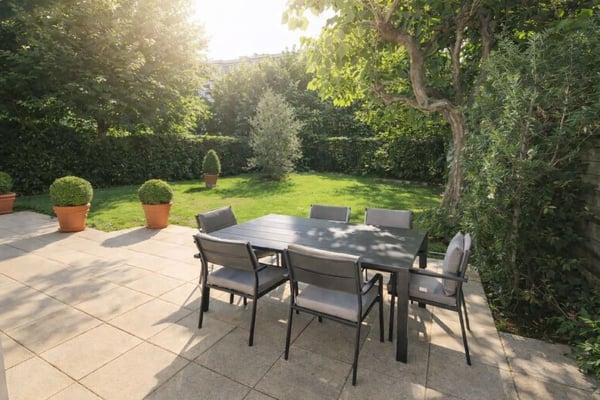 UN JARDIN AU CETRE VILLE | PROCHE ECOLE INTERNATIONALE ET PARC BERTRAND | 2 APPARTEMENTS 1