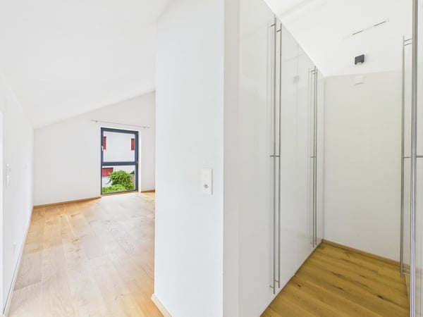 Gepflegtes Einfamilienhaus direkt am Bach, mit Blick ins Grüne 28
