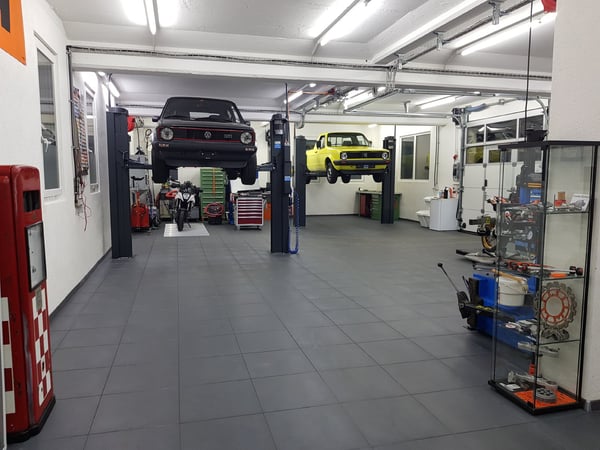 Voll ausgestattete Auto-/Motorradwerkstatt mit 143 m² 9