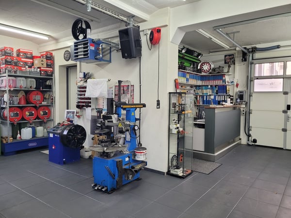 Voll ausgestattete Auto-/Motorradwerkstatt mit 143 m² 3