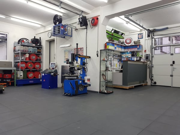 Voll ausgestattete Auto-/Motorradwerkstatt mit 143 m² 4