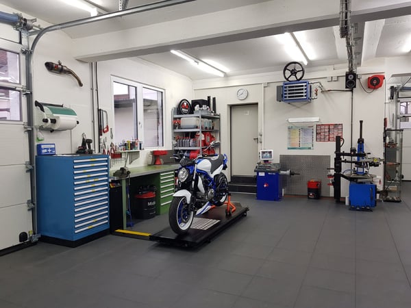 Voll ausgestattete Auto-/Motorradwerkstatt mit 143 m² 2