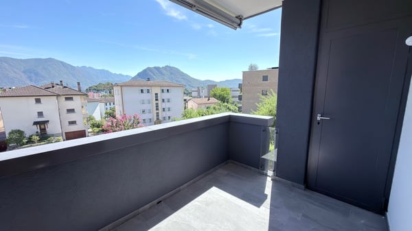 Lugano-Breganzona: elegante 3.5 locali di 105 m², ristrutturato a nuovo con terrazzo 20