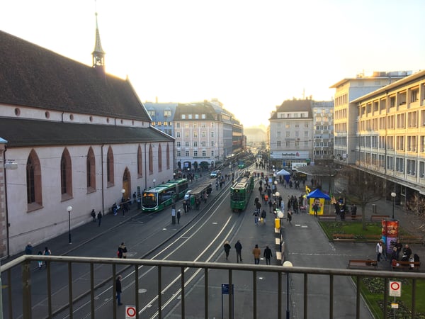 MODERNE 2.5-ZIMMERWOHNUNG DIREKT AM CLARAPLATZ 12