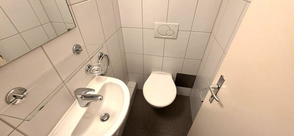 2-ZIMMERWOHNUNG MIT ZWEI BALKONEN NAHE DER CLARAMATTE 3