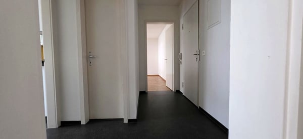 2-ZIMMERWOHNUNG MIT ZWEI BALKONEN NAHE DER CLARAMATTE 7