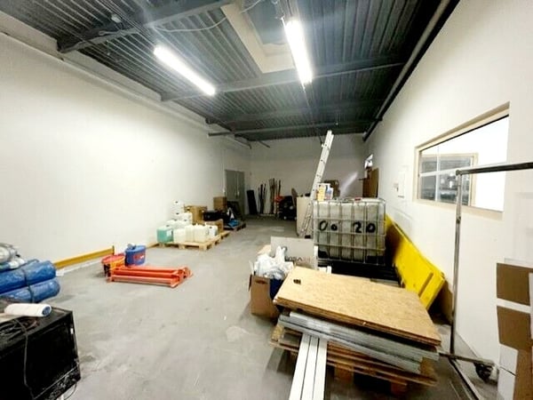 PRÉS-DU-LAC 30A, Local commercial de 449m2 3