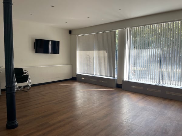 AU COEUR DE VILLE SURFACE COMMERCIALE 75 M2 AVEC VITRINE 2