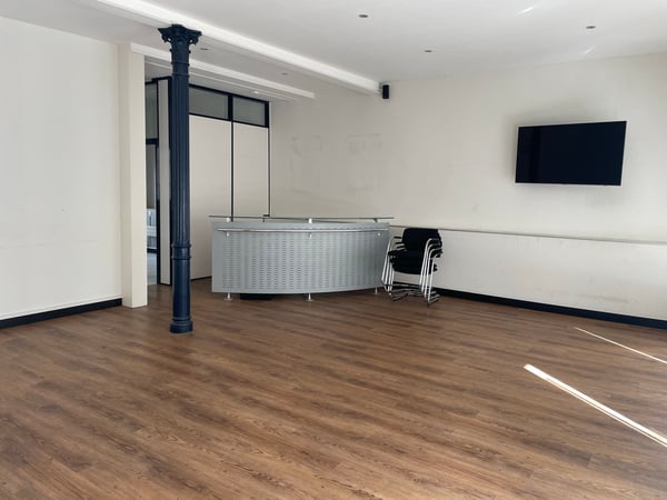 AU COEUR DE VILLE SURFACE COMMERCIALE 75 M2 AVEC VITRINE 1