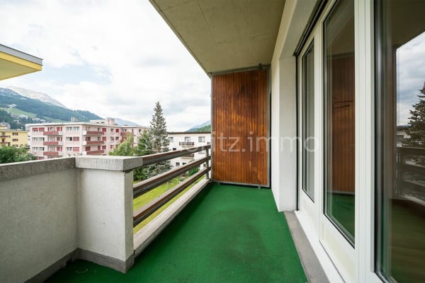 Chesa Derby - Ferienwohnung mit Balkon und grossem Potenzial 2
