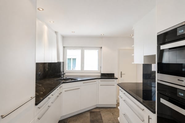 Attraktive 3.5-Zimmer-Dachwohnung mit privater Dachterrasse und Weitblick über Zürich und den Zürichsee 3