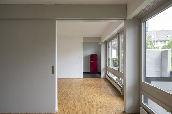 grosszügige 2.5-Zimmer-Wohnung mit Balkon in Zürich Höngg 2
