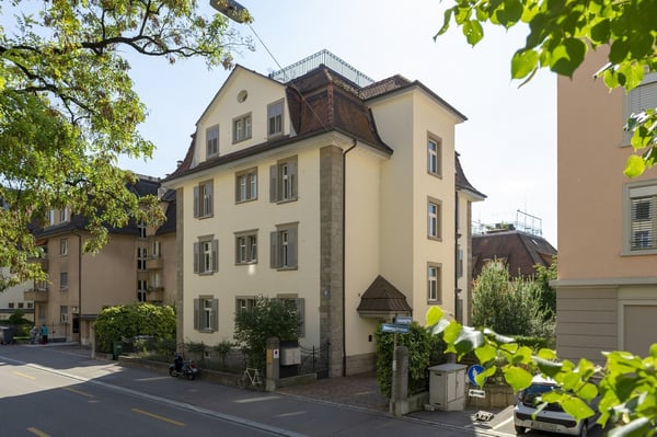Attraktive 3.5-Zimmer-Dachwohnung mit privater Dachterrasse und Weitblick über Zürich und den Zürichsee