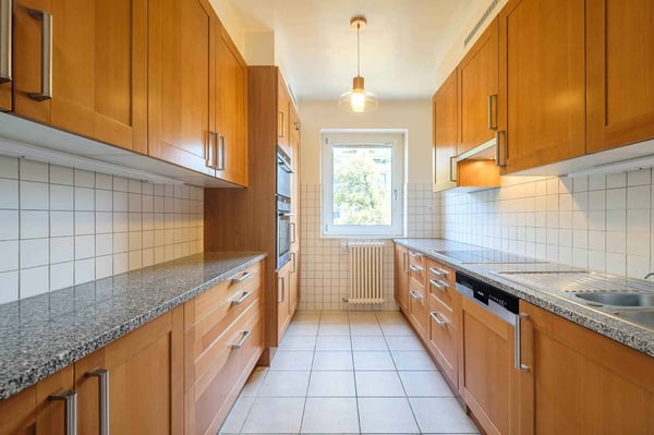 En exclusivité ! Bel appartement de 2 pièces en étage élevé 4