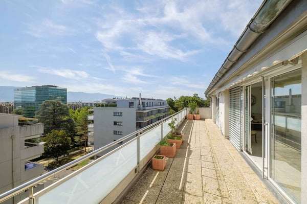 Attique de 2 pièces avec terrasse de plus de 100 m² 1