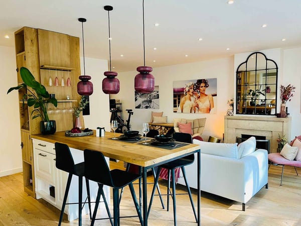 En exclusivité : Elégant appartement traversant de 3 pièces rénové avec balcons 4
