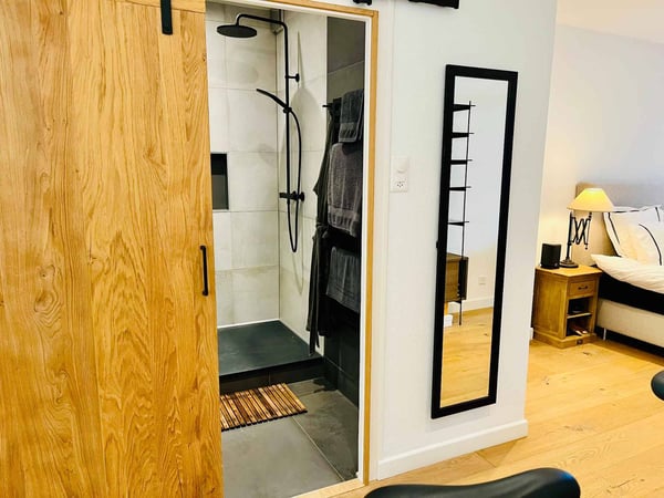 En exclusivité : Elégant appartement traversant de 3 pièces rénové avec balcons 9