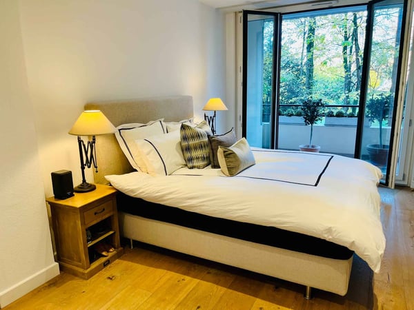 En exclusivité : Elégant appartement traversant de 3 pièces rénové avec balcons 8