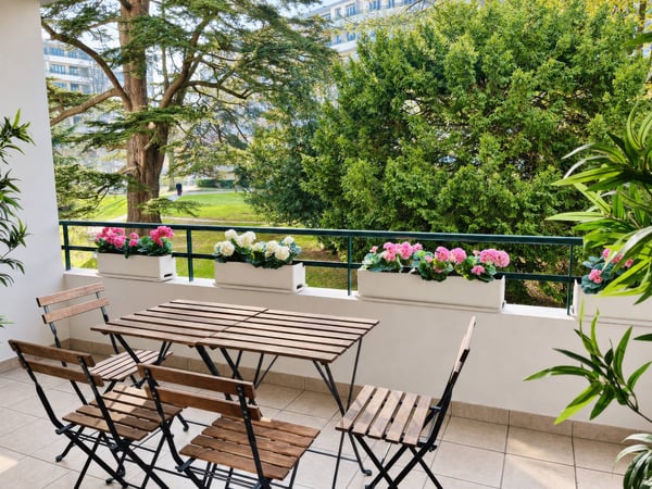 En exclusivité : Elégant appartement traversant de 3 pièces rénové avec balcons 2