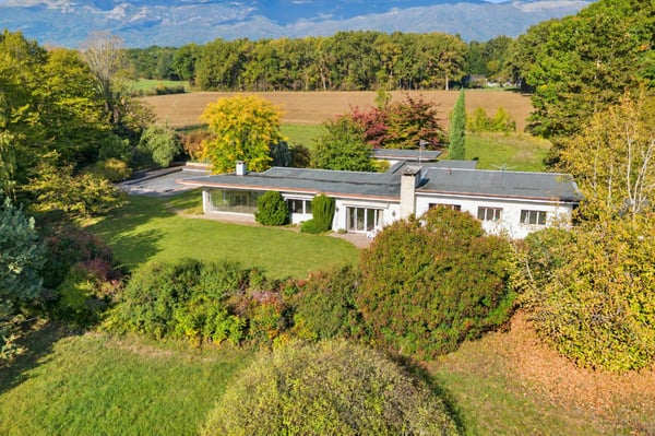 En exclusivité : Villa individuelle sur une vaste parcelle de plus de 8'000 m² 1