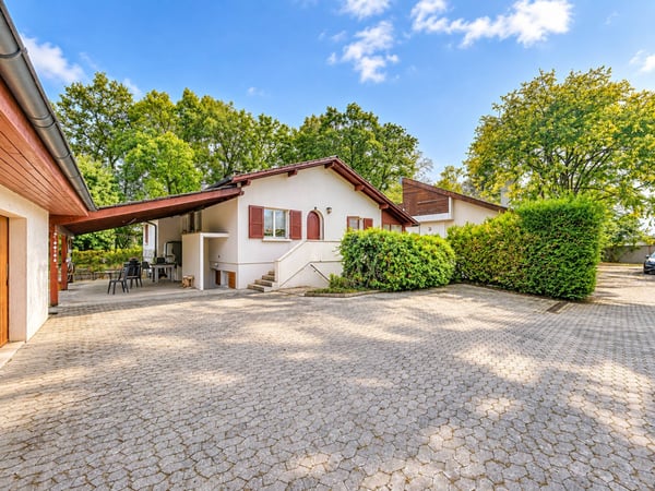 Deux villas à rénover sises sur une parcelle de plus de 2'100 m² 1